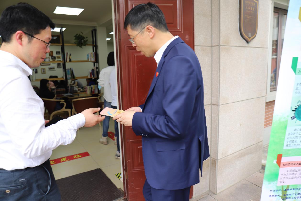 吴坚勇书记翻看志愿者发放的科普读物